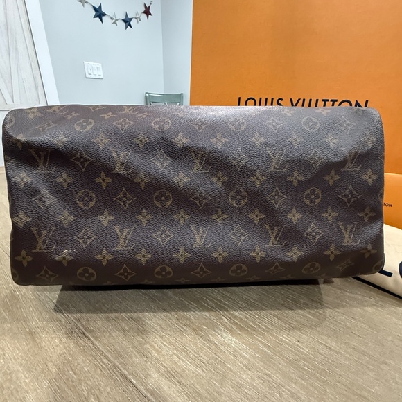 Authentic Louis Vuitton Monogram Speedy Bandouliere 40 - Picture 8 of 16